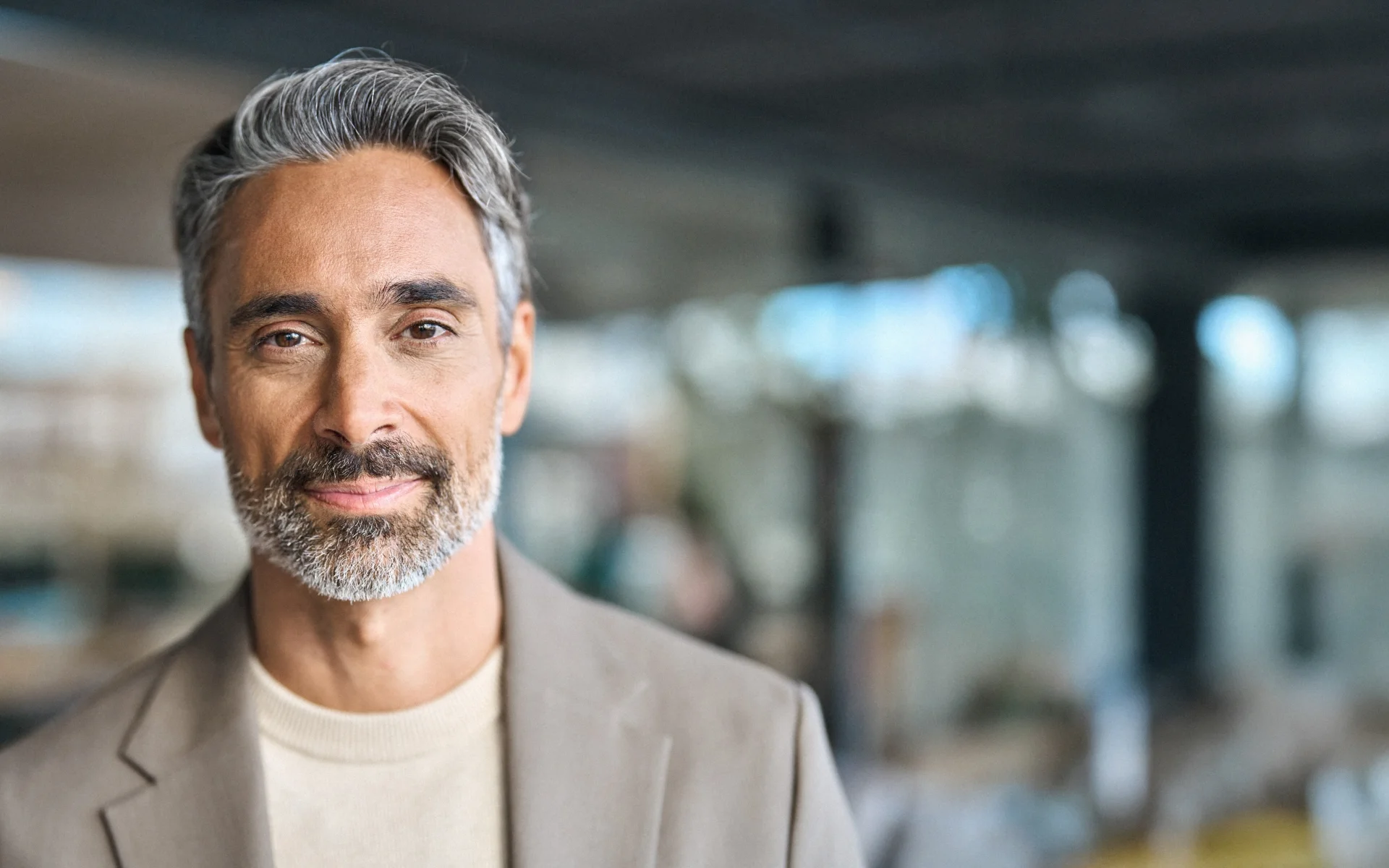 Ein Vermittler von Verbraucherkrediten bereitet sich auf die Beratung vor.