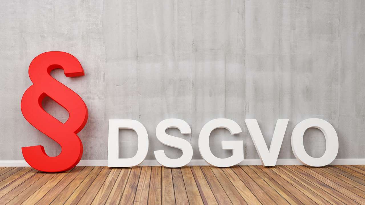 Die Buchstaben DSGVO stehen vor eine Betonwand.