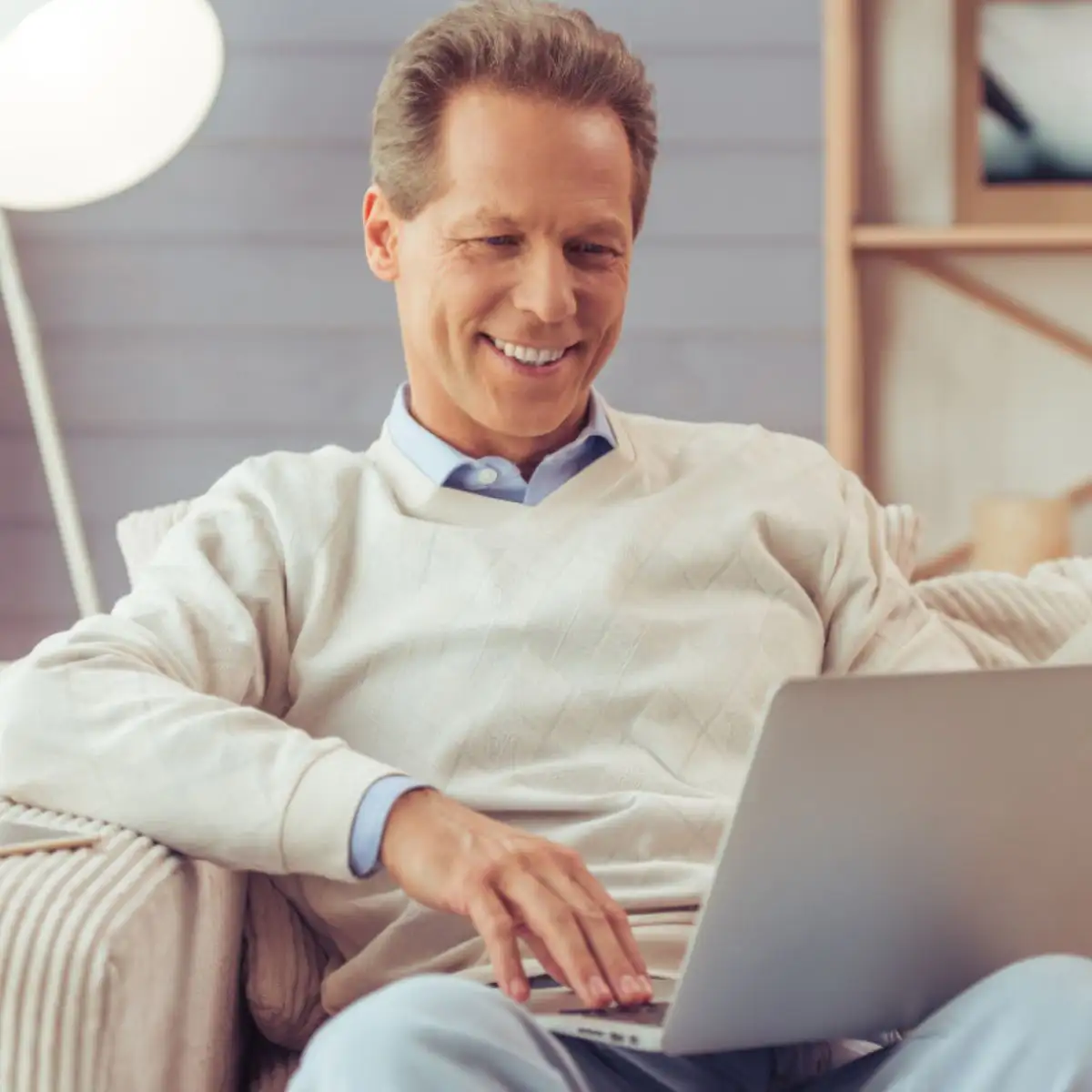 Berater mit Laptop auf dem Schoß