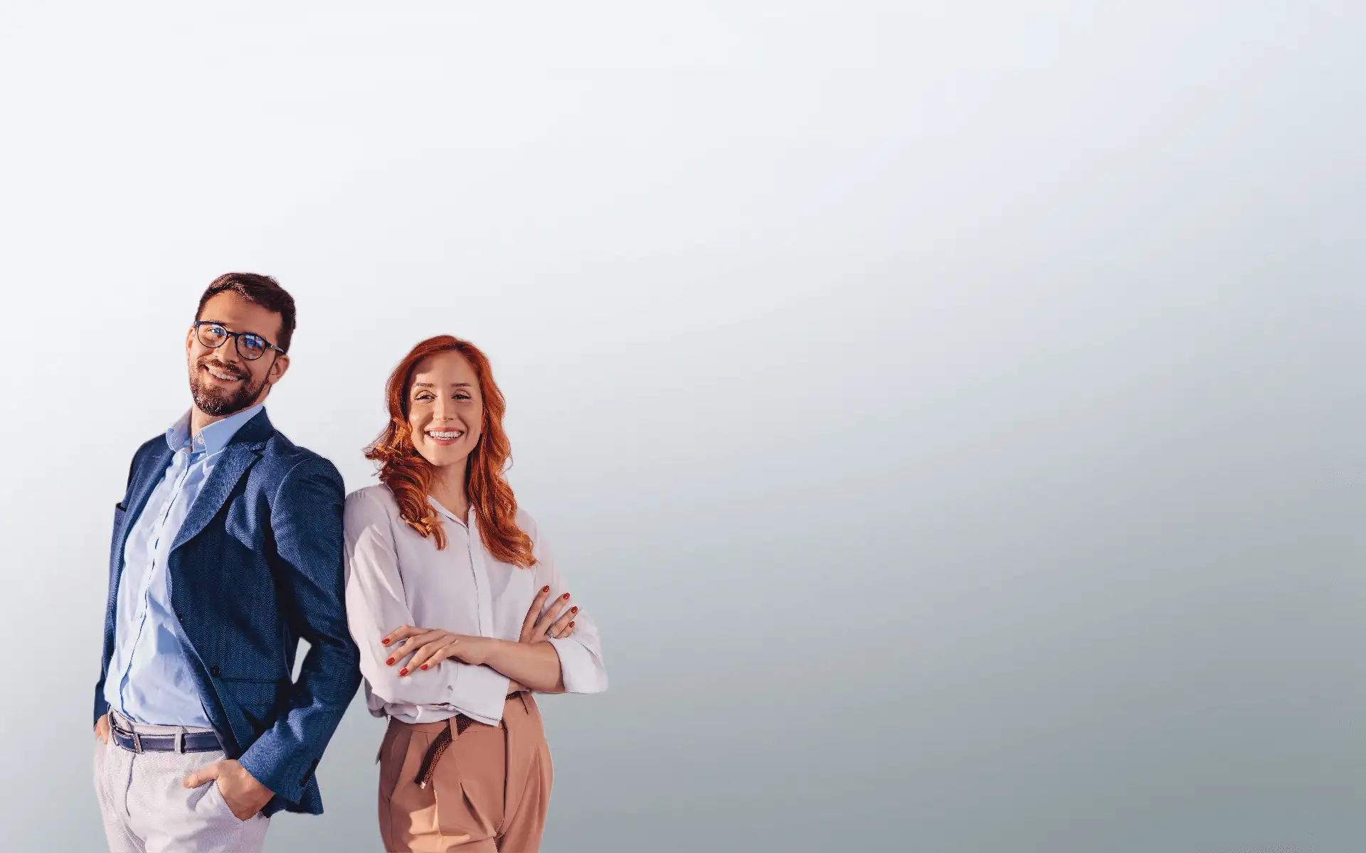 Berater und Beraterin vor einer grauen Wand