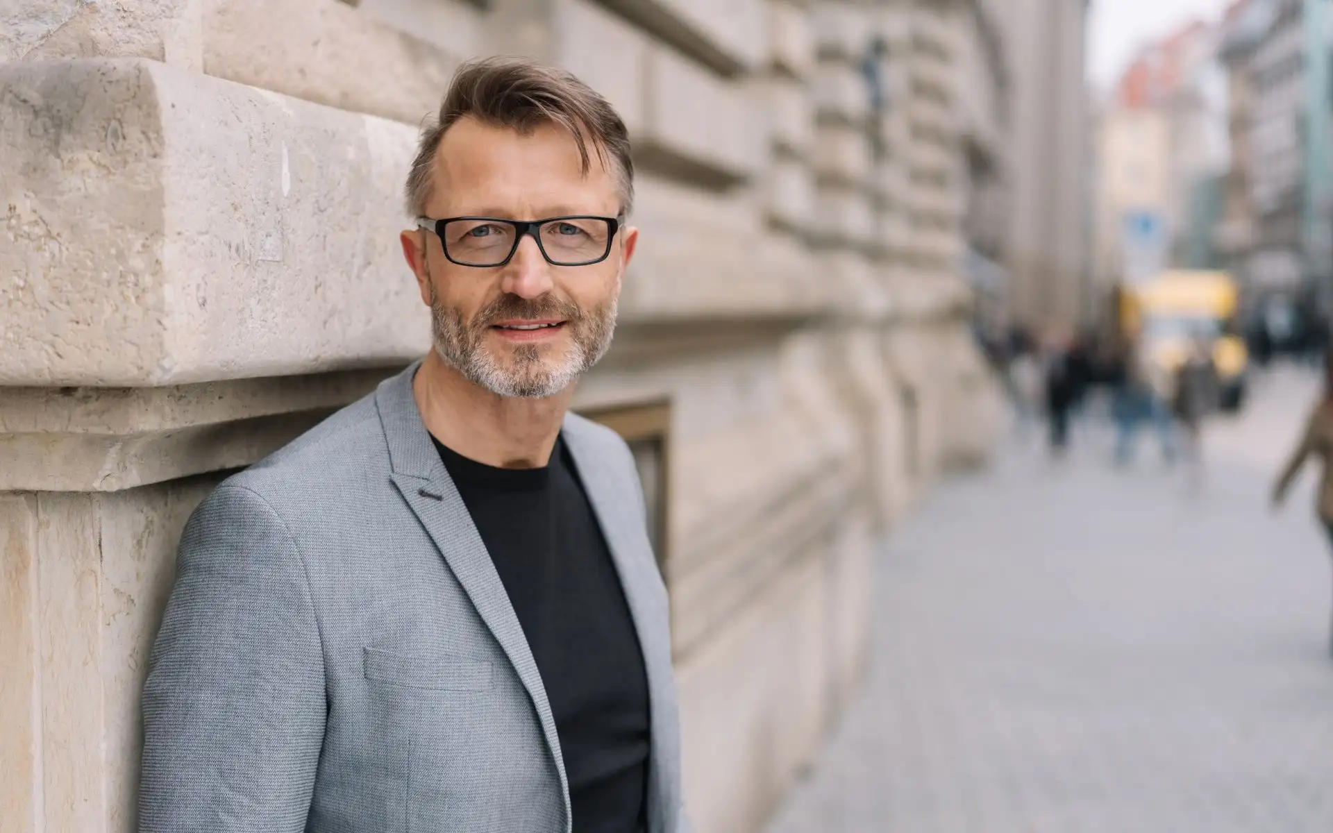 Bereiten Sie sich online auf die IHK-Prüfung gemäß § 26a WEG für Wohnimmobilienverwalterinnen und Wohnimmobilienverwalter vor.