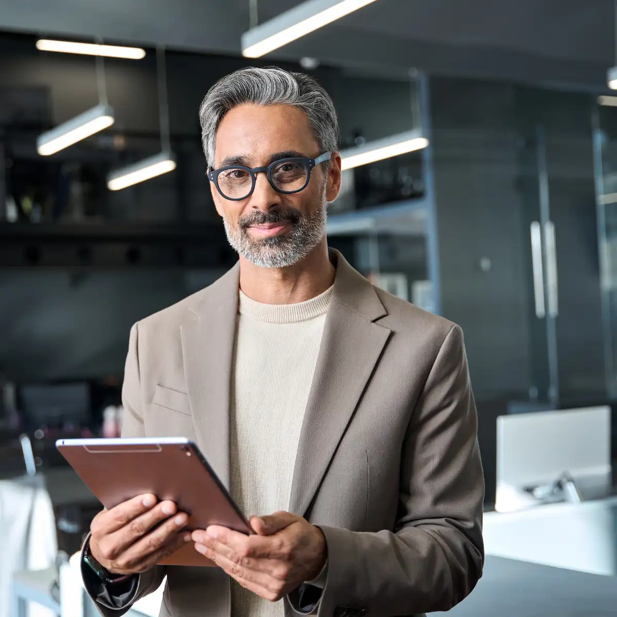 Berater hält ein Tabet in der Hand