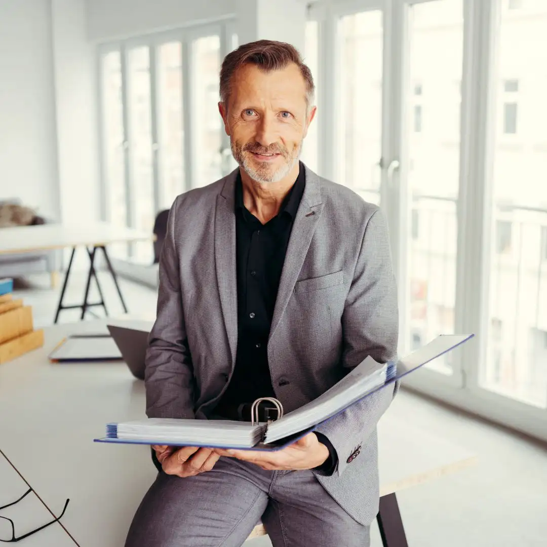 Verwalter hält einen Ordner in der Hand