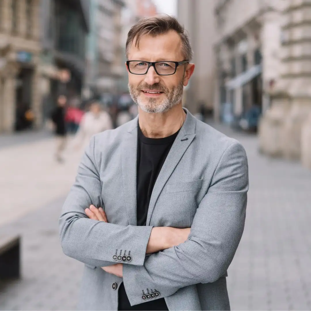 Verwalter auf Straße mit verschränkten Armen